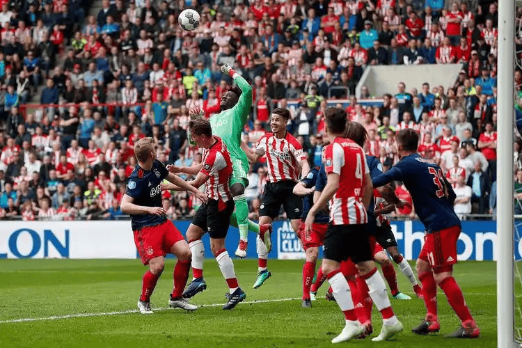 开云注册入口-巴塞罗那训练开放日；赛前刷新队史纪录引欢呼；荷甲在即；阵容厚度经受考验的简单介绍